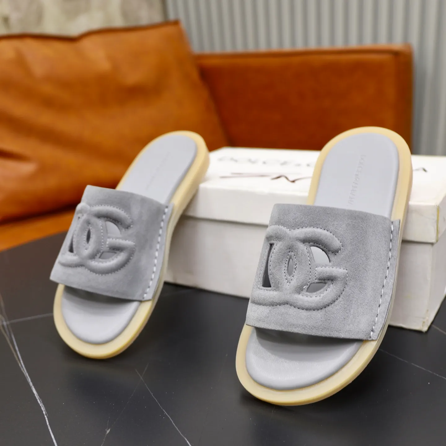 Ex-factory price: 340💰🙅‍♂️🙅‍♂️🙅‍♂️ Brand: DG Standard code: 38-44 (45 customized) Grade: Same as the official website Material: Original leather design Original lightweight wear-resistant molded outsole Style category: Men's fashion sandals Distinguished luxury brand elements Top luxury Color: Actual picture color